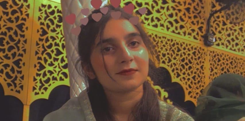 Sunehri jaali ke saamne